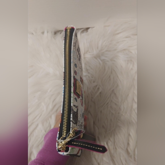 💖FIRM! NWT DISNEY PARKS X DOONEY AND BOURKE DISNEY CATS SKETCH WRISTLET - Picture 15 of 15